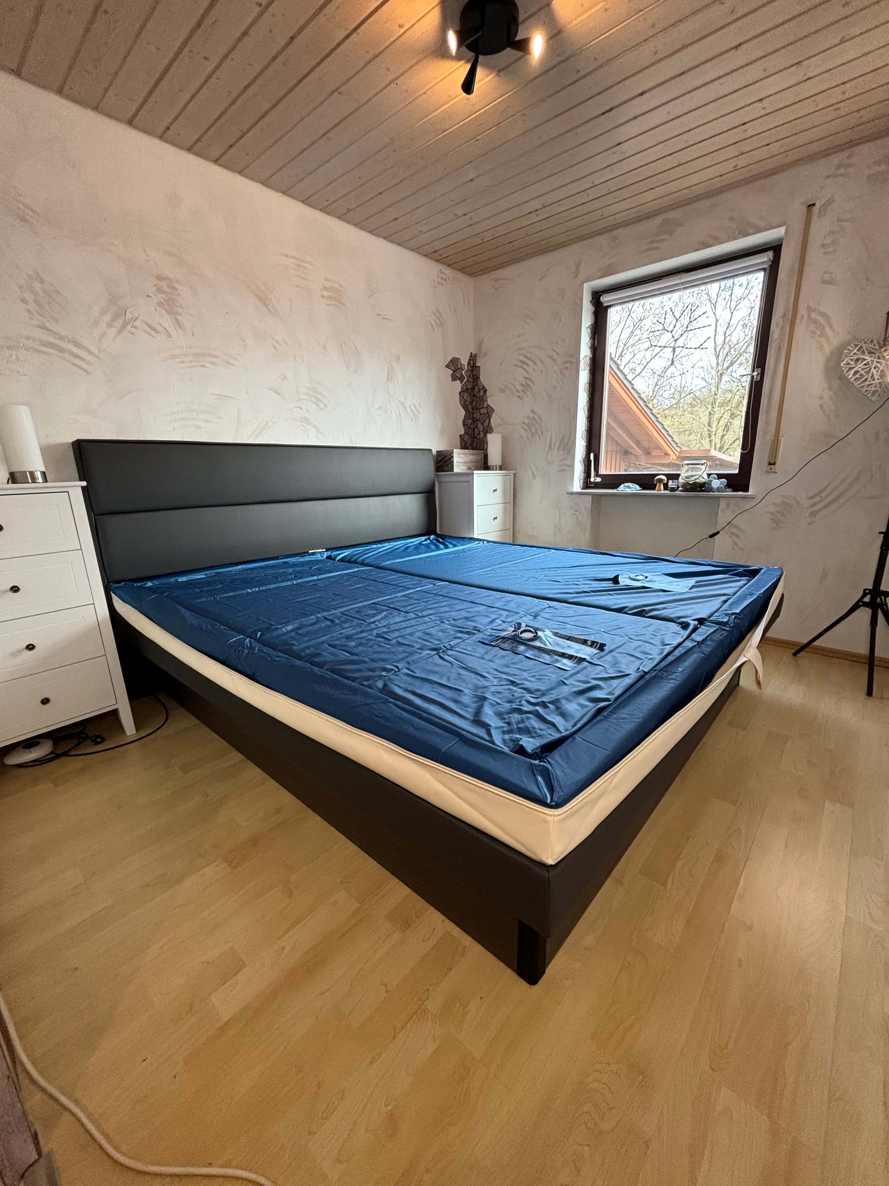 Wasserstand-Justierung an einem Wasserbett im Schlafzimmer